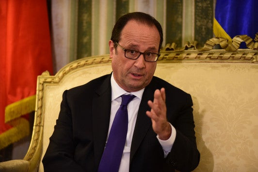 Επιμένει σθεναρά στην επίθεση κατά της Μαρίν Λεπέν o Oλάντ